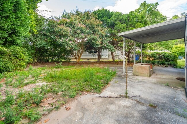 Building Photo - Spacious Single Family Home with Fenced Yard