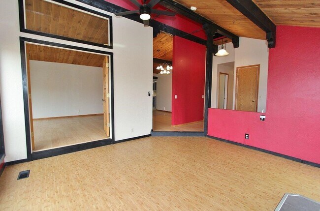 Building Photo - Fantastic Private Oasis in South East Boise!! 6 Month Lease!!