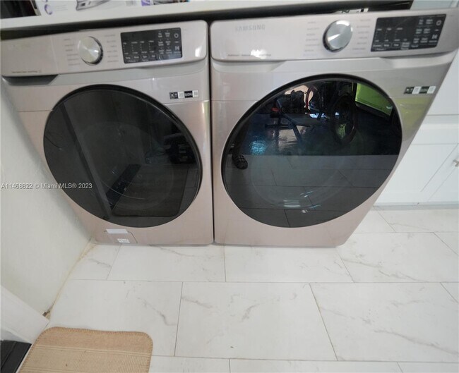 Building Photo - 2509 NE 35th Dr