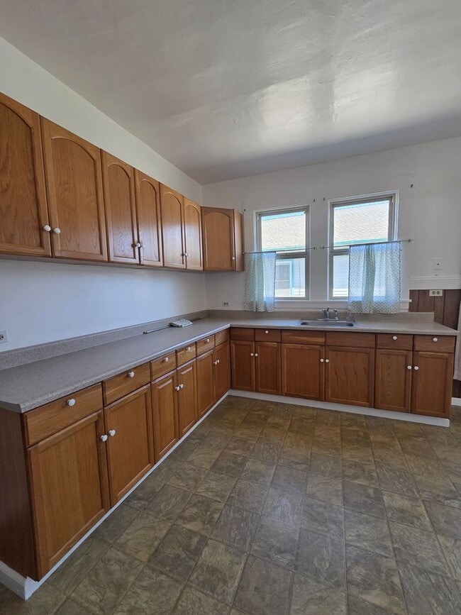 Building Photo - West Side Petaluma Near Down Town  - 2 Bedroom 1 Bathroom