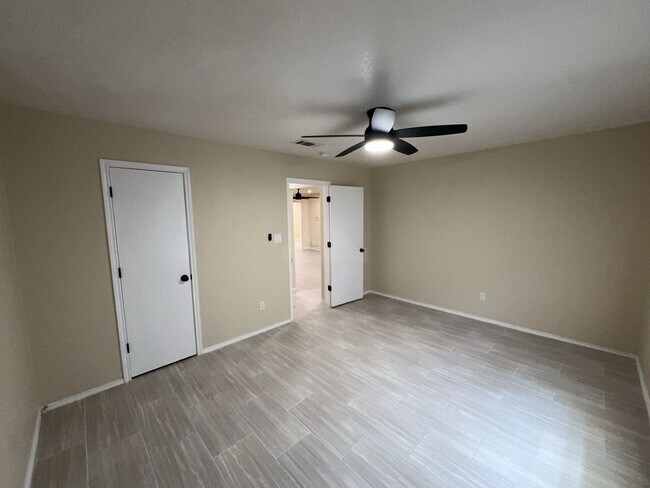 Building Photo - 2611 Littlewood Dr