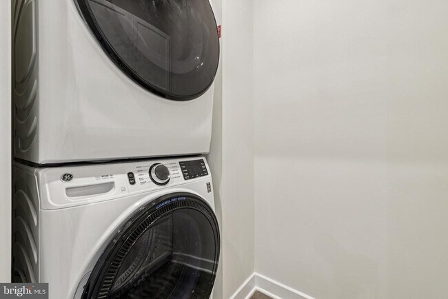 Building Photo - 2528 VERONA Pl