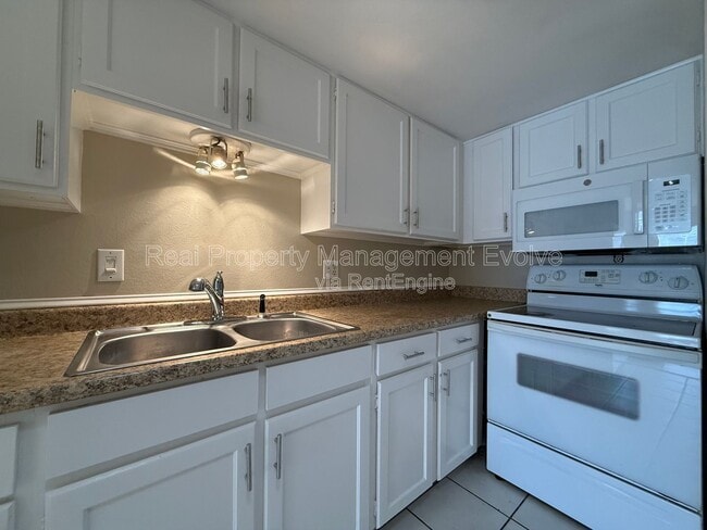 Building Photo - 8010 E Oak St