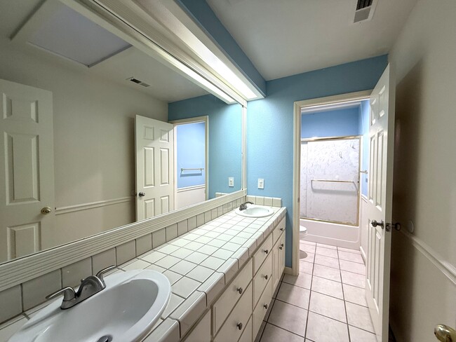 Building Photo - 19 Goldeneye Ct