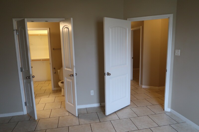 Building Photo - 1209 Vanguard Ln