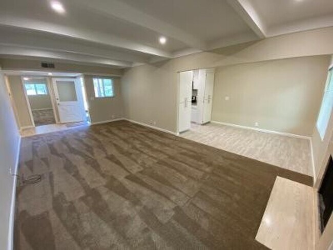 Building Photo - Large 2 Bed 2 Bath Apartment In Downtown L...