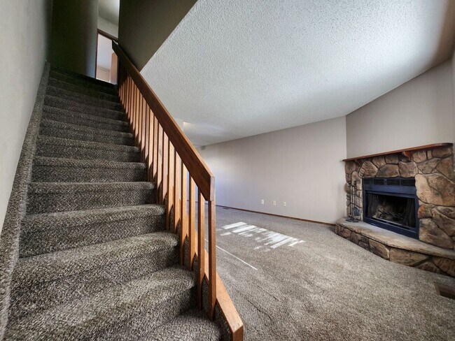 Building Photo - Well Maintained Townhome!