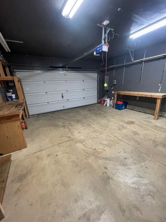 Building Photo - Gorgeous Pet Friendly Three Bedroom Home I...