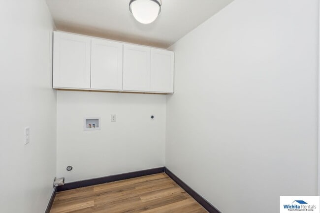 Building Photo - 2 bedroom 2 bath home