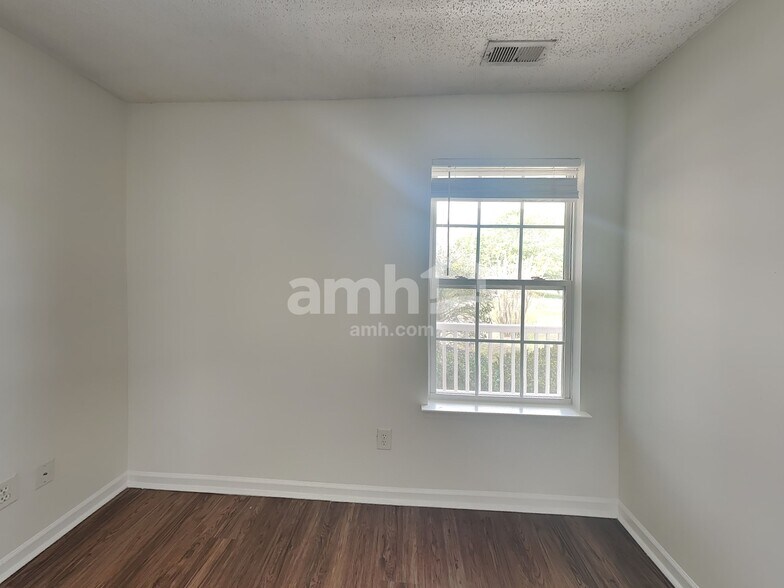 Building Photo - 15115 De Havilland Dr