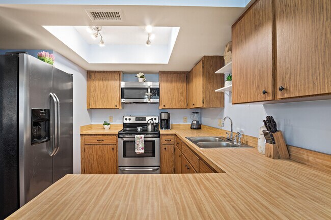 Building Photo - 715 S Ocean Dr