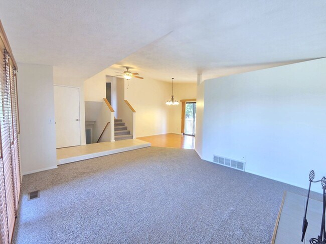 Building Photo - $2,595 - 4 Bed / 2 Bath Beautiful Home in Indian Trail