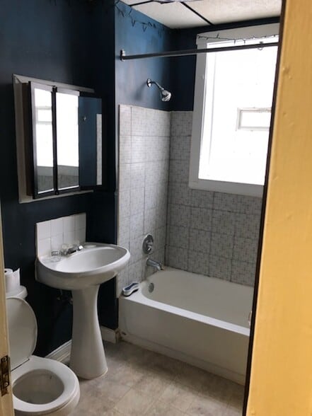 Bathroom - 1318 W Sunnyside Ave
