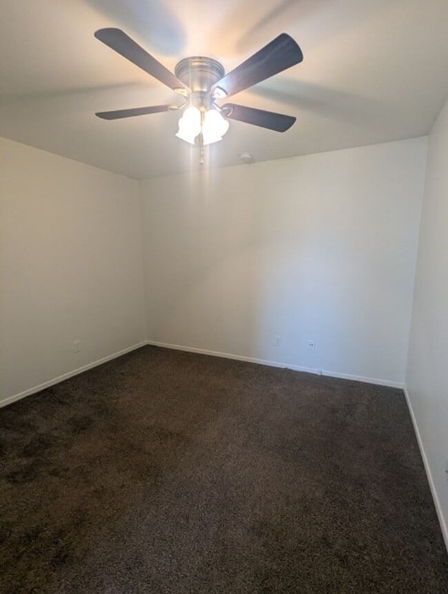 Building Photo - Single Story Home 4 bedroom + Enclosed pat...