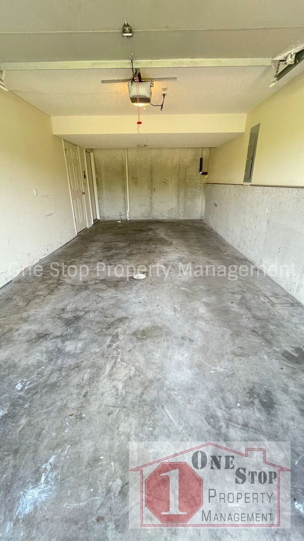 Building Photo - Charming 2 Bedroom TownHouse in Independen...