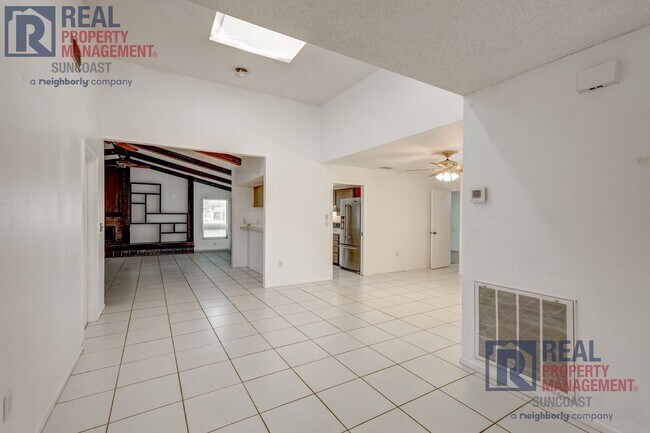 Building Photo - 1370 Palmwood Dr