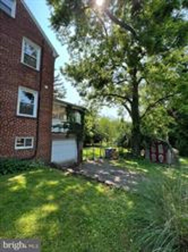 Building Photo - CHARMING BRICK COLONIAL HOME IN ROCKVILLE, CLOSE TO METRO AND ROCKVILLE TOWN CENTER