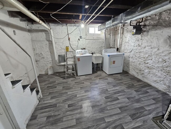 Building Photo - 2-Bedroom Townhouse