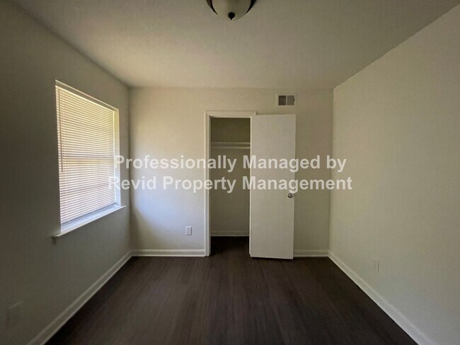 Building Photo - SECTION 8 ACCEPTED