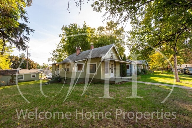 Building Photo - 120 SE 2nd St