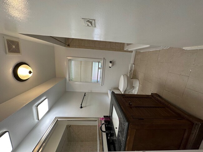 Building Photo - 843 Verne Ln