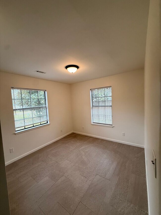 Building Photo - Three Bedroom Beautiful Home Available