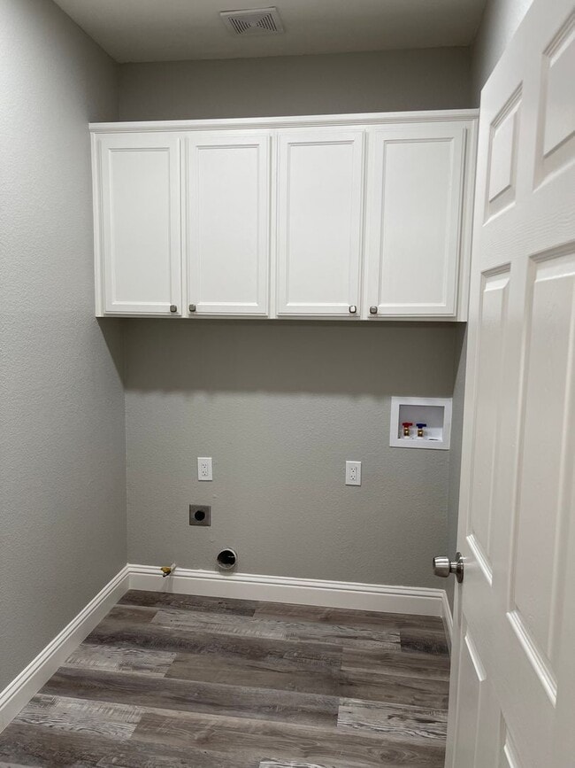 Building Photo - Beautiful 4 Bedroom 3 Bathroom with a pool