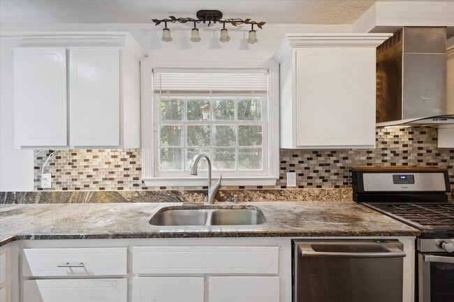 Building Photo - MOVE-IN READY! (Pet Friendly)