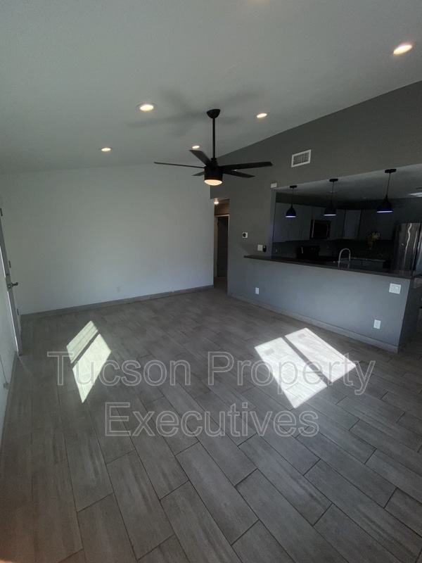 Building Photo - 1421 E Drachman St