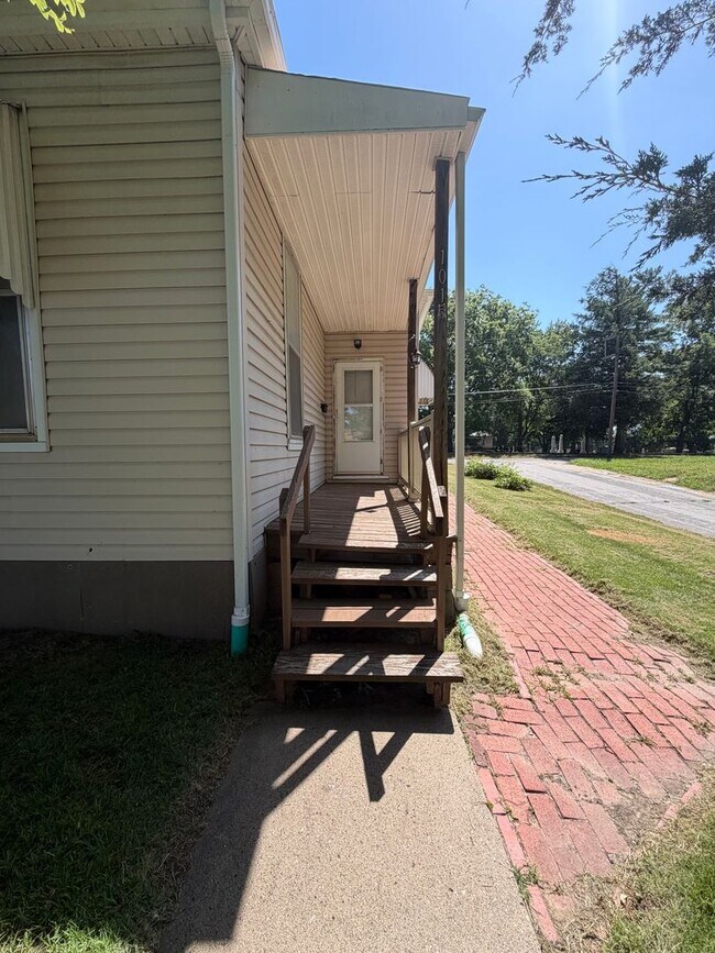 Building Photo - Newly Updated 2 Bedroom House with off street parking!