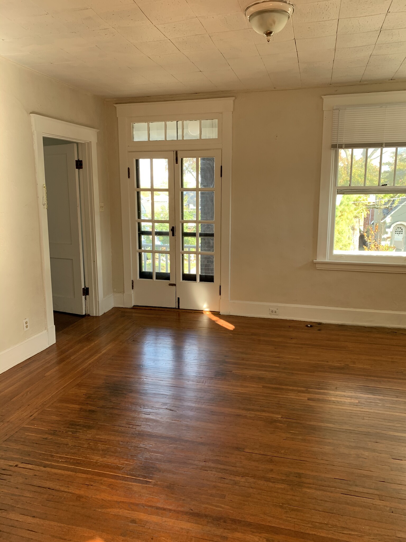 Livin - 3639 Amberson Ave