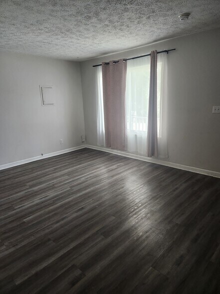 Building Photo - 3109 Wildwood Dr