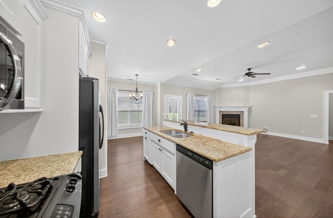 Building Photo - Great Home in Qiuet Friendly Neighborhood ...