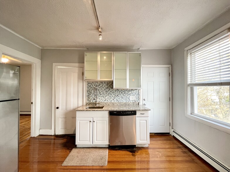 Building Photo - 48 America St