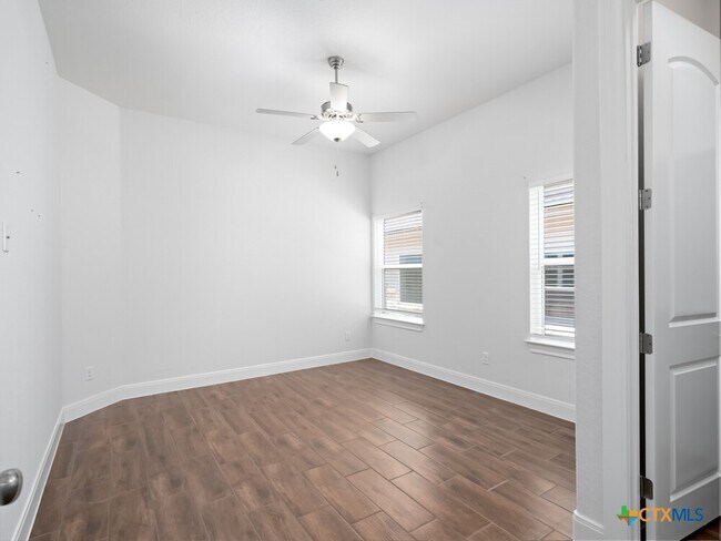 Building Photo - 530 Carriage House