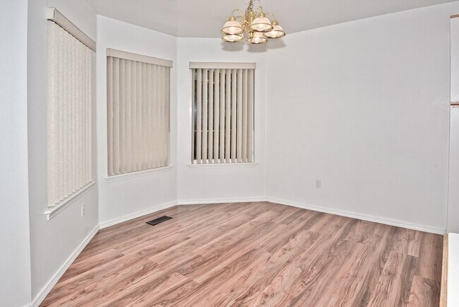 Building Photo - Convenient 3 Bedroom 2 Bathroom Southeast Townhome