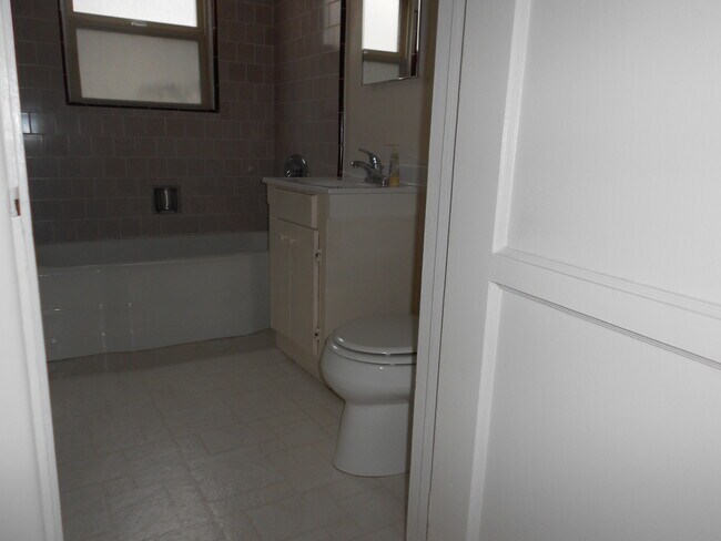 Building Photo - 2051 Reed Ave