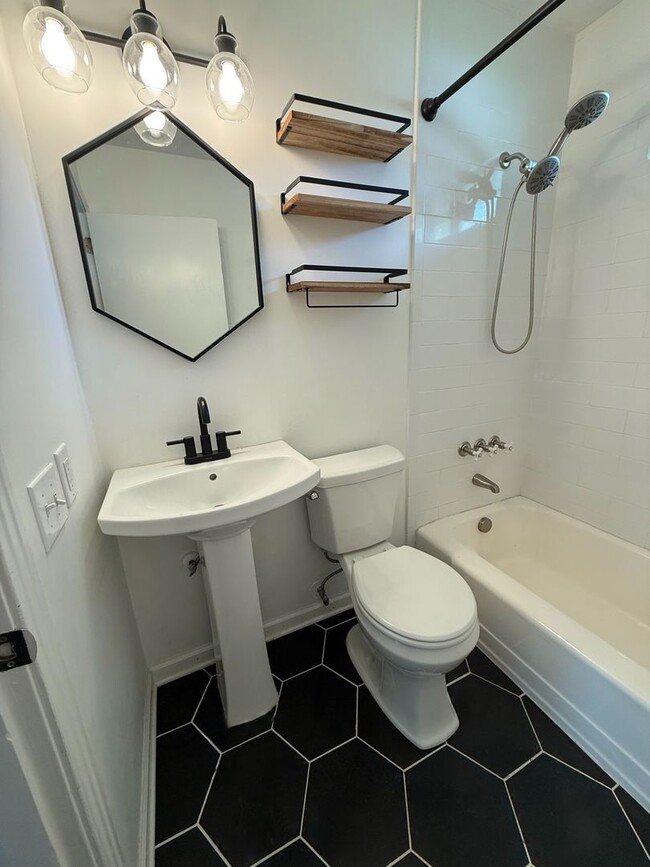 Building Photo - Charming 2 Bedroom, 1 Bath house in the he...