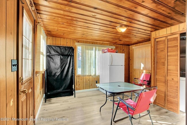 Building Photo - 972 Woodgate Ave