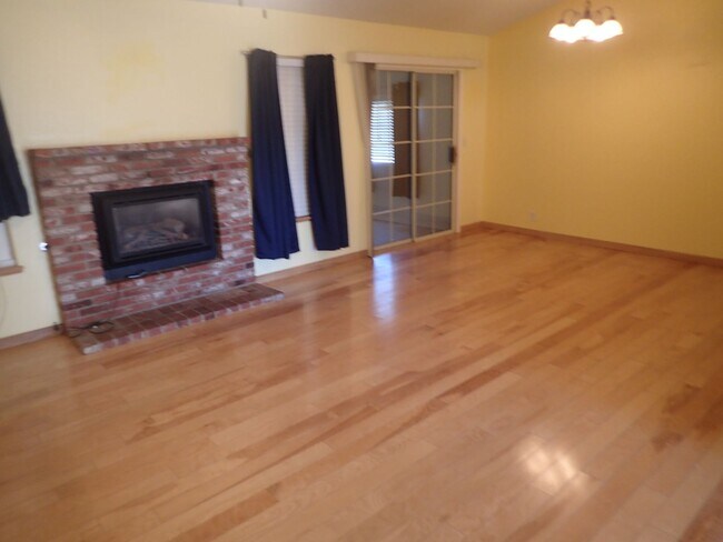 Building Photo - Beautiful single family home with 2 car garage and metal building storage