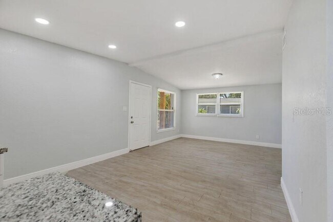 Building Photo - 1325 Windsor Way