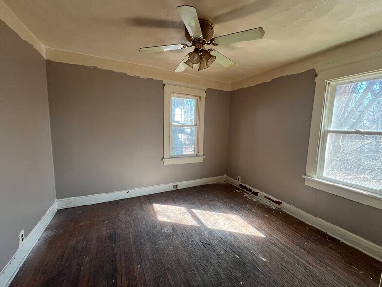 Building Photo - 1553 E Hickory St