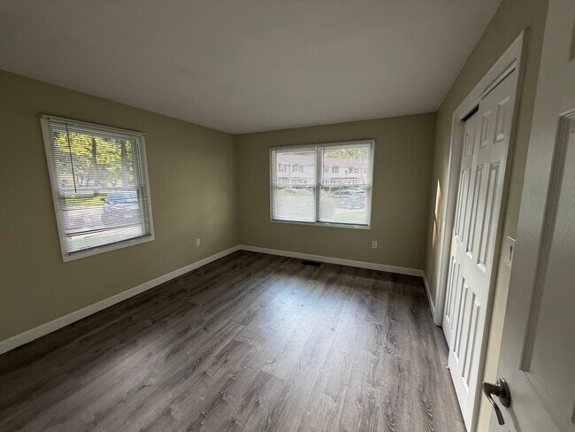 Building Photo - 2 Windwood Dr