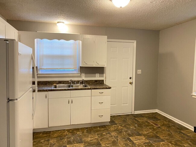 Building Photo - Great Location! Off College St! 3 Bed/1 Bath with 1000 sq. ft.