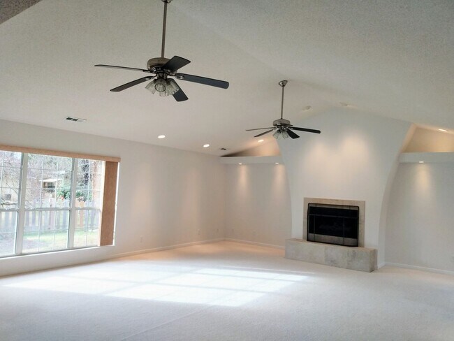 Building Photo - Maryville 37803 - COMING SOON! 3 bedroom, 2 bath, split floor plan home with a 2-car garage - Cal...