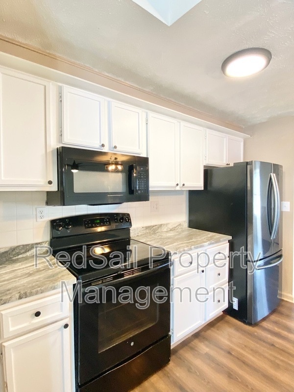 Building Photo - 725 Chatsworth Dr