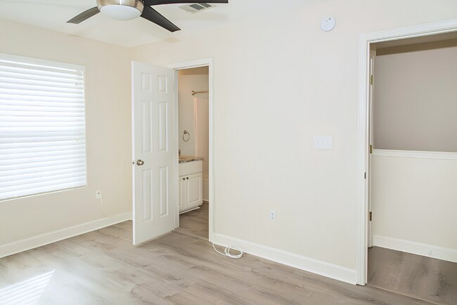 Building Photo - $250 Off First Month's Rent!!