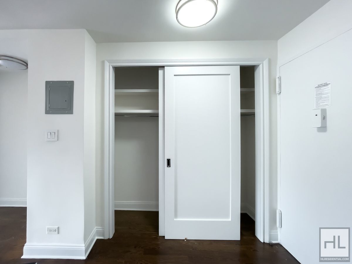 Building Photo - E 16 ST