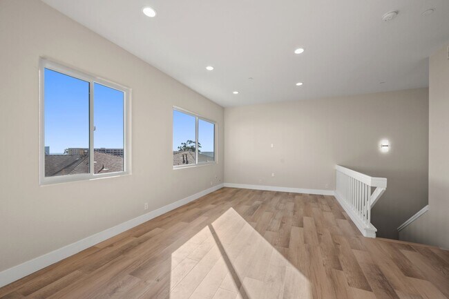 Building Photo - Stunning Remodeled Condo with Views in Banker's Hill