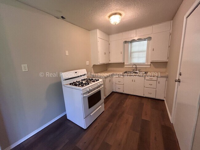 Building Photo - Arkoma Cutie! 2 Bed 1 Bath on giant corner...